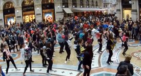 flashmob-in-fascia-nonostante-la-pioggia-a-milano-si-balla-con-il-babywearing