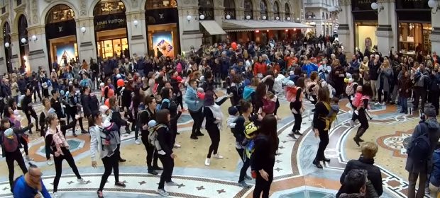 flashmob-in-fascia-nonostante-la-pioggia-a-milano-si-balla-con-il-babywearing