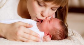 bimbo-rischia-di-morire-per-lherpes-contratto-da-un-bacio