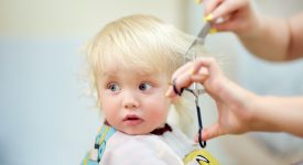 primo-taglio-di-capelli-al-neonato-informazioni