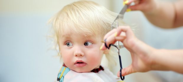 primo-taglio-di-capelli-al-neonato-informazioni