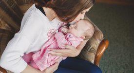 psicologia-in-lato-in-cui-culli-il-tuo-bimbo-dice-molto-di-te
