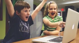 smartphone-in-aumento-i-casi-di-cifosi-nei-bambini
