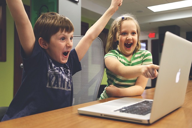 smartphone-in-aumento-i-casi-di-cifosi-nei-bambini