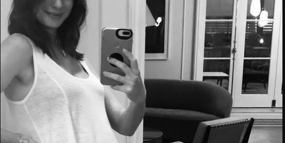 anne-hathaway-annuncia-la-sua-seconda-gravidanza-che-dedica-a-chi-non-riesce-ad-avere-figli