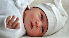 i-bambini-possono-dormire-con-gli-occhi-aperti-ma-non-ce-da-preoccuparsi