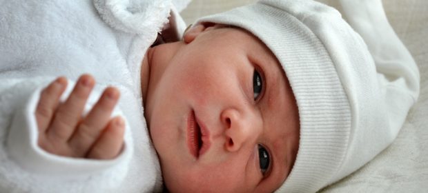 i-bambini-possono-dormire-con-gli-occhi-aperti-ma-non-ce-da-preoccuparsi