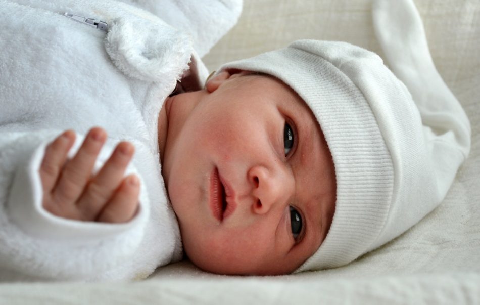 i-bambini-possono-dormire-con-gli-occhi-aperti-ma-non-ce-da-preoccuparsi