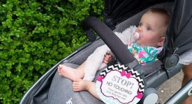non-toccarmi-un-cartello-per-proteggere-il-bebe-dallinvadenza-della-gente