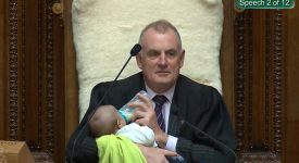neo-papa-al-lavoro-con-il-bebe-il-presidente-delle-camera-gli-fa-da-babysitter