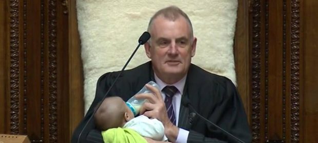 neo-papa-al-lavoro-con-il-bebe-il-presidente-delle-camera-gli-fa-da-babysitter