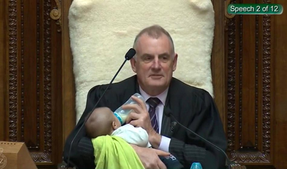 neo-papa-al-lavoro-con-il-bebe-il-presidente-delle-camera-gli-fa-da-babysitter