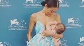 festival-del-cinema-di-venezia-lattrice-sachiko-fukumoto-allatta-sul-red-carpet