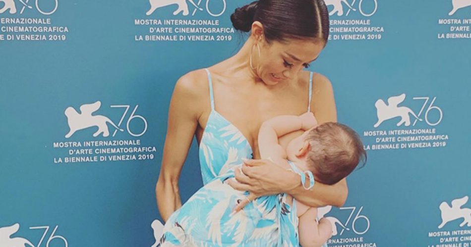 festival-del-cinema-di-venezia-lattrice-sachiko-fukumoto-allatta-sul-red-carpet