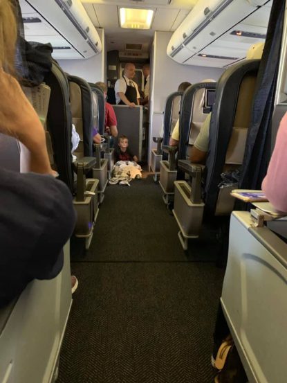 bimbo-autistico-agitato-in-aereo-la-reazione-dei-passeggeri-e-dello-staff