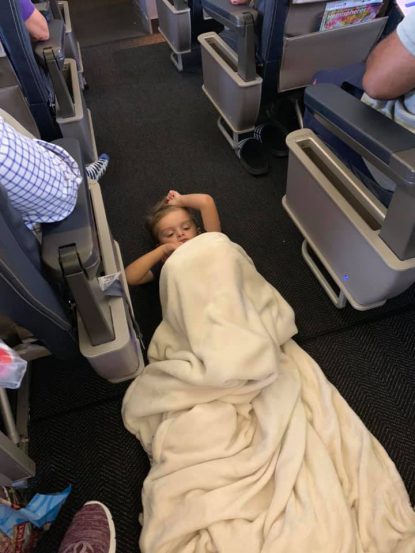 bimbo-autistico-agitato-in-aereo-la-reazione-dei-passeggeri-e-dello-staff