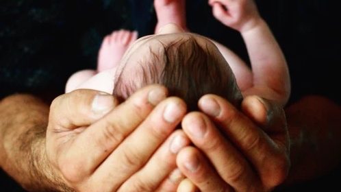 testa-del-neonato-dopo-il-parto-foto