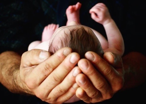 testa-del-neonato-dopo-il-parto-foto
