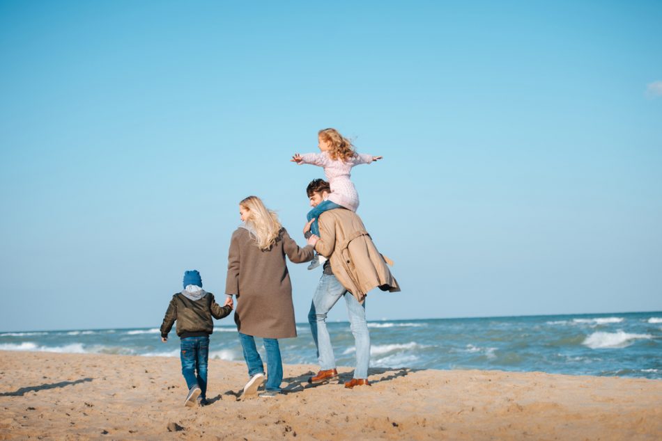 il-mare-non-chiude-mai-ladozione-di-tre-figli-e-la-costruzione-di-un-amore