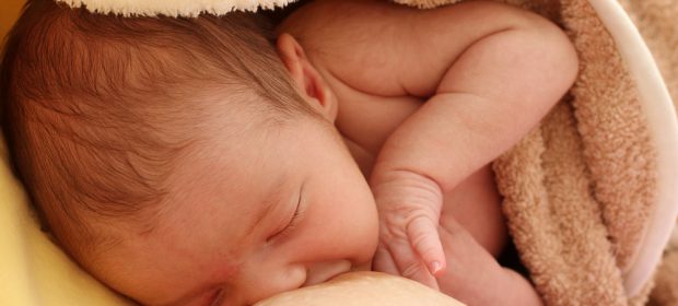 il-latte-materno-protegge-anche-dai-nuovi-virus-la-sfida-delle-banche-del-latte