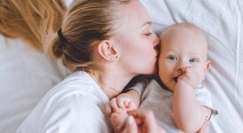 l'importanza-di-baci-e-carezze-ai-bimbi:-ecco-come-favoriscono-lo-sviluppo-psichico