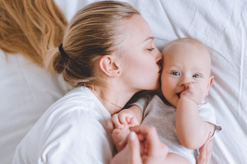 l'importanza-di-baci-e-carezze-ai-bimbi:-ecco-come-favoriscono-lo-sviluppo-psichico