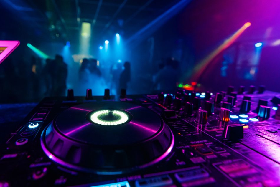 nasce-sulla-pista-da-ballo:-il-bimbo-avra-accesso-gratis-alla-discoteca-a-vita
