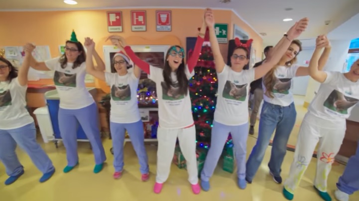 un-flash-mob-danzante-di-natale-all'ospedale-meyer-2019