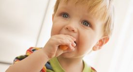 la-bimba-rischia-di-soffocare-salvata-dalla-maestra-del-nido