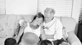 un-papa-aiuta-la-figlia-a-partorire