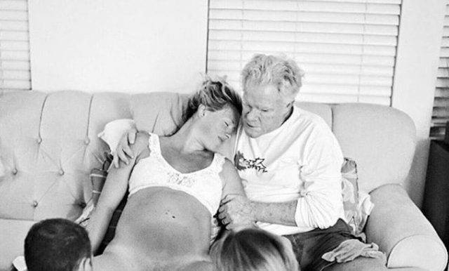 un-papa-aiuta-la-figlia-a-partorire