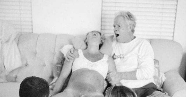 un-papa-aiuta-la-figlia-a-partorire