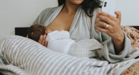 vietato-allattare-con-il-cellulare-in-mano:-la-campagna-di-un-ospedale-inglese