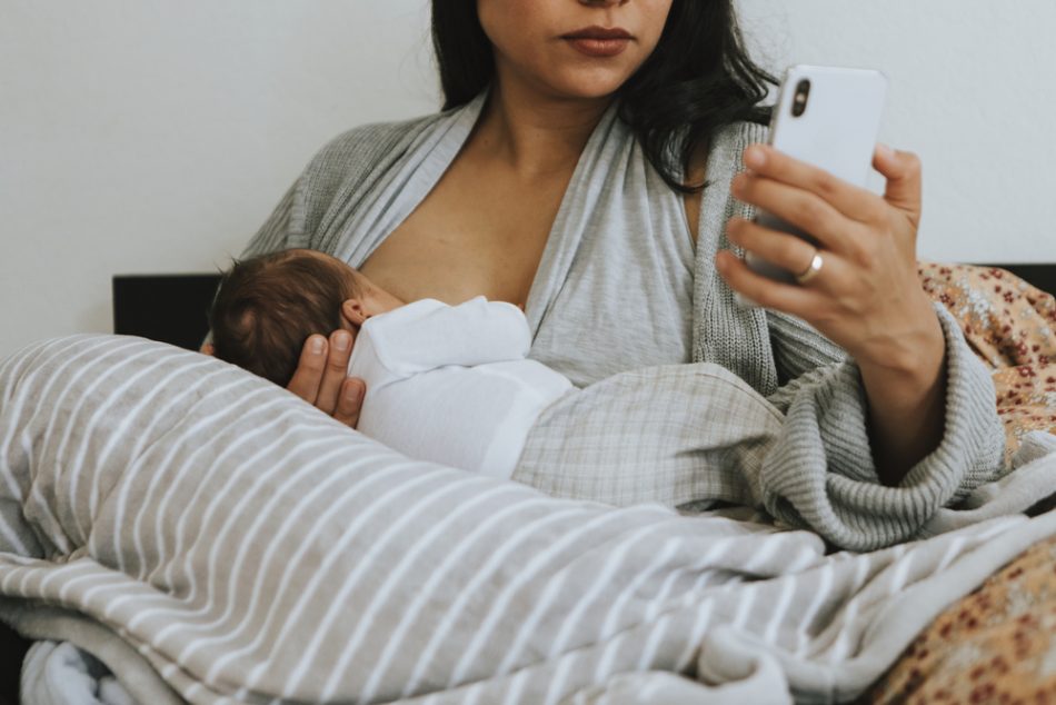 vietato-allattare-con-il-cellulare-in-mano:-la-campagna-di-un-ospedale-inglese