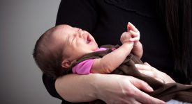 perche-i-neonati-smettono-di-piangere-appena-ti-alzi-in-piedi?