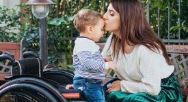 la-storia-di-laura-mamma-in-sedia-a-rotelle-influencer-della-positivita
