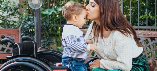 la-storia-di-laura-mamma-in-sedia-a-rotelle-influencer-della-positivita