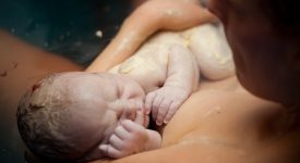 ritardare-il-bagnetto-del-neonato-favorisce-l'allattamento-al-seno