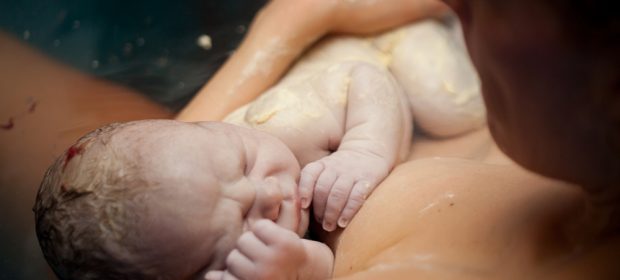 ritardare-il-bagnetto-del-neonato-favorisce-l'allattamento-al-seno