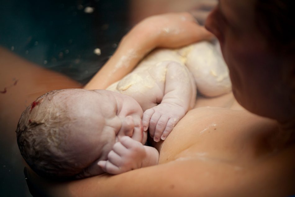 ritardare-il-bagnetto-del-neonato-favorisce-l'allattamento-al-seno