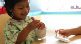 bryan-il-papa-che-ricicla-vecchi-pastelli-per-i-bimbi-in-ospedale