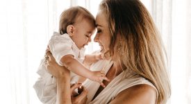 benefici-coccole-neonati-modificano-dna