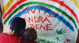 gli-arcobaleni-disegnati-dai-bambini-ai-balconi-italiani-con-la-scritta-andra-tutto-bene