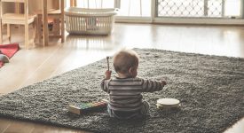 giochi-bambini-divertirsi-muovendosi-in-casa