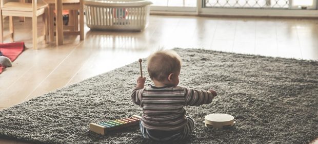 giochi-bambini-divertirsi-muovendosi-in-casa