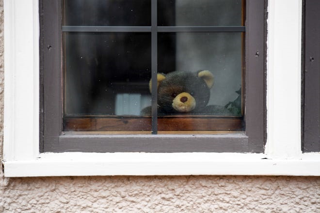 a-caccia-dell'orso-i-peluche-compaiono-sulle-finestre-di-tutto-il-mondo