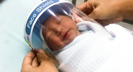 il-casco-facciale-che-protegge-i-neonati-dal-covid-19