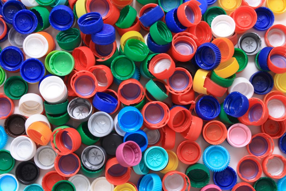 5-modi-per-riciclare-i-tappi-di-plastica