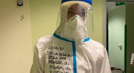 la-dolce-dedica-di-un-papa-infermiere-sulla-tuta-anti-covid