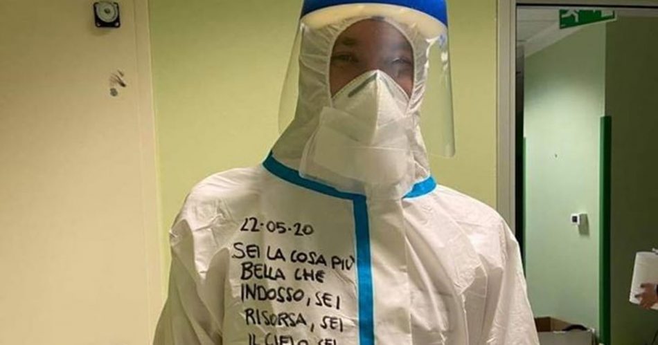 la-dolce-dedica-di-un-papa-infermiere-sulla-tuta-anti-covid